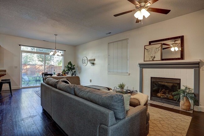 Building Photo - Great SW Bend Home Minutes from the Old Mill!