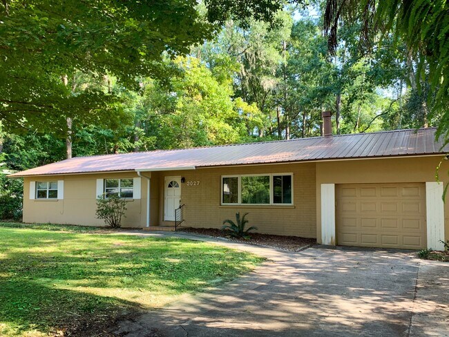 Building Photo - 3/2 House Walking Distance to UF & Law Sch...