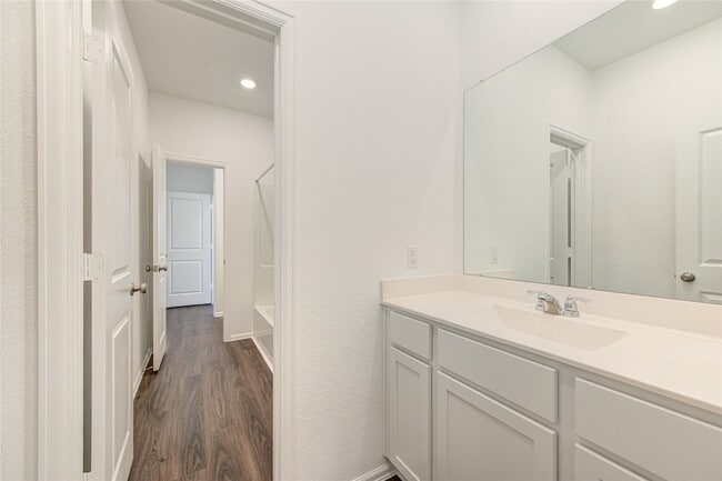 Building Photo - 5023 Lavaridge Dr