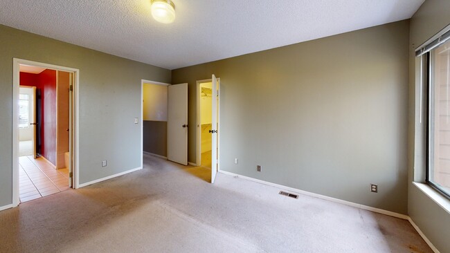 Building Photo - 449 S Wright St