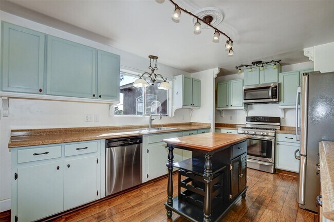 Building Photo - 2 Bed + possible 3rd, 2 Bath Home Close to...