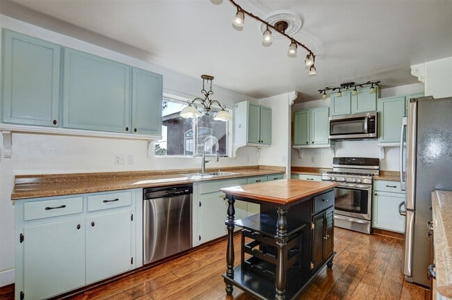 Building Photo - Move in special! 1/2 month off your first ...