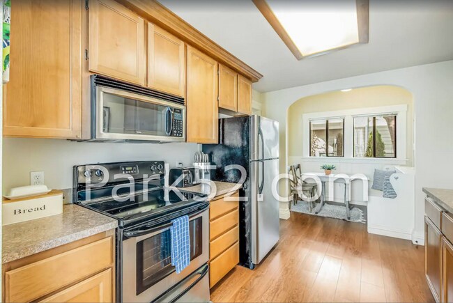 Building Photo - 1 Bedroom Unit in Tacoma Tri-Plex With Washer & Dryer!