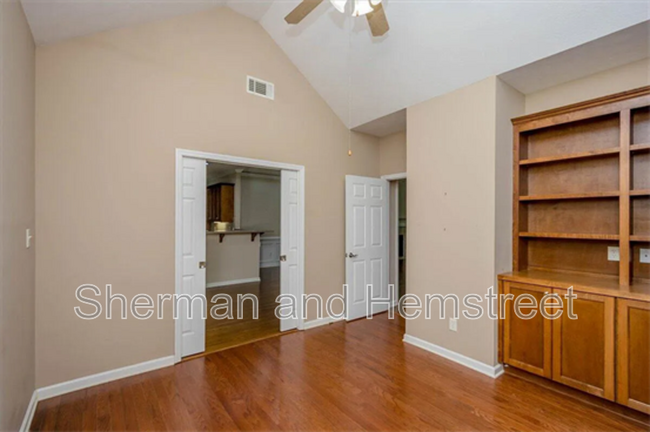 Building Photo - 2002 Amberley Dr