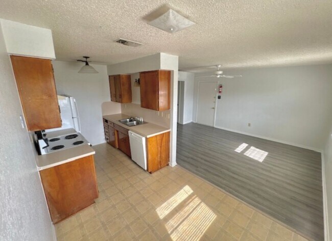 Building Photo - 811 N 5th St