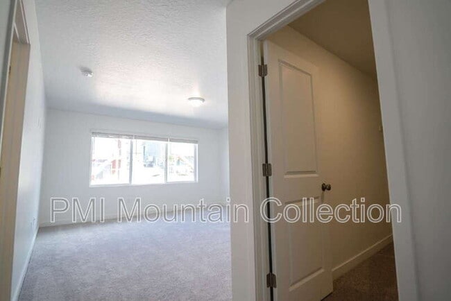 Building Photo - 2484 Wildwood Ln