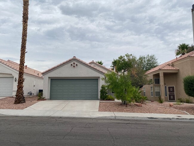 Primary Photo - 2 bed/ 2 bath home located in Peccole Ranch