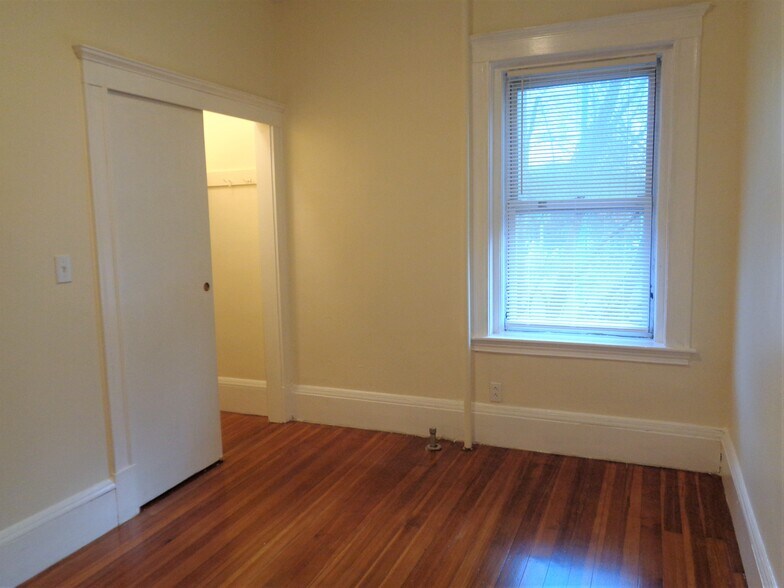 Building Photo - 553 Brookline Ave