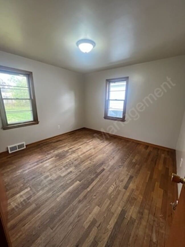 Building Photo - Come make this house your home!