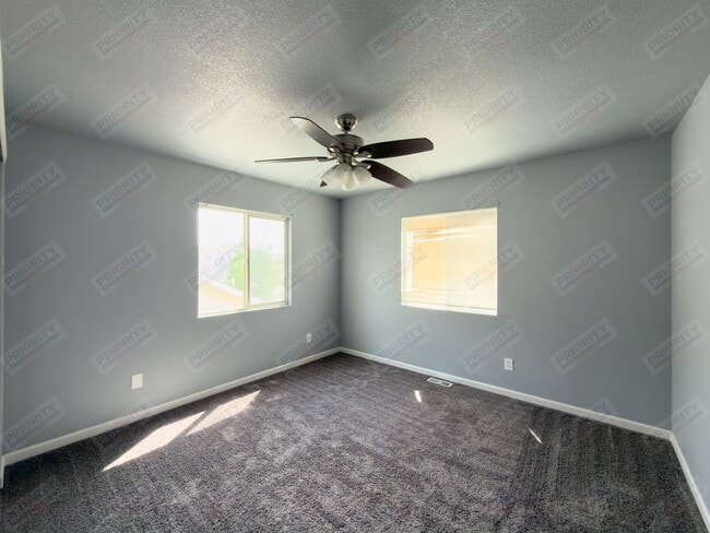 Building Photo - 3 bed, 2.5 bath townhouse with a 2 car garage