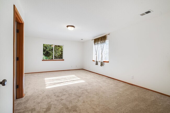 Building Photo - Spacious 5-Bed Bethany Home with Solar, A/C & Private Wooded Setting — Available Now!