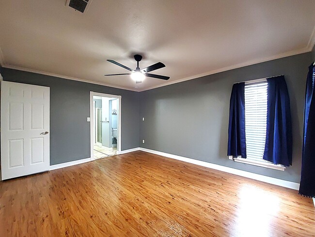 Building Photo - REMODELED and spacious 3 Bed / 2.5 Bath. w...