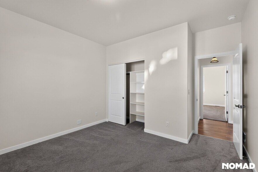 Building Photo - 910 Pilot Knob Ave