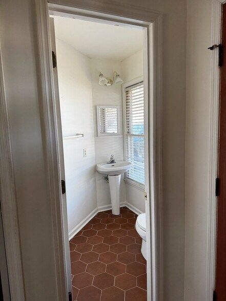 Building Photo - 103 Toura Ln