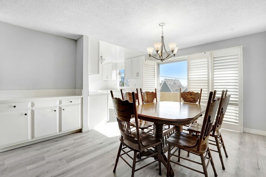 Building Photo - 12246 Montana Ave