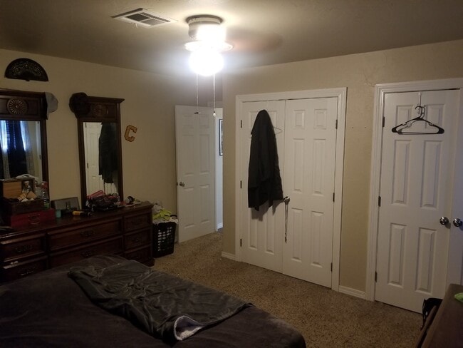 Building Photo - Great Location!