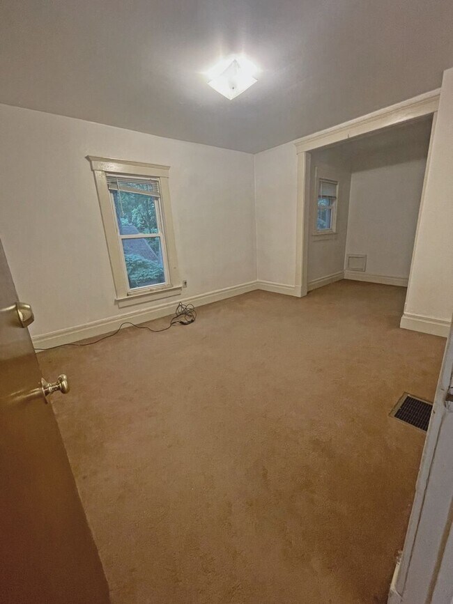 Building Photo - 7 Bedroom Close to Ross, Yost, and UM campus!