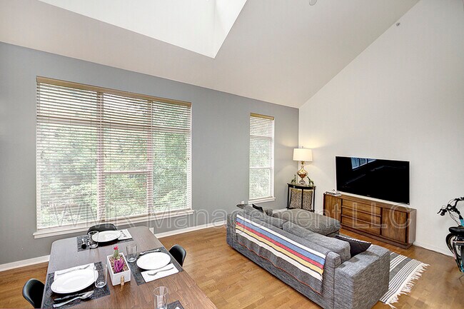 Building Photo - 2125 Southend Dr