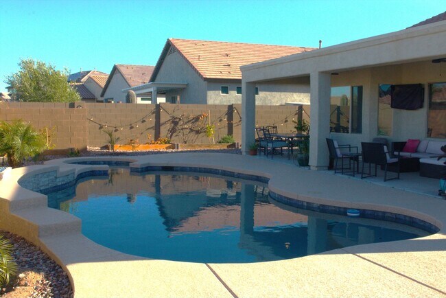 Building Photo - Fully furnished short term rental in Florence w/heated pool and spa