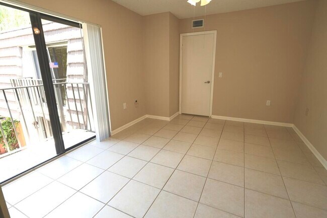 Building Photo - 1008 10th Ct