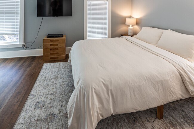 Building Photo - 1515 1/2 S Carson Ave