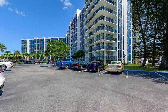 Building Photo - 1000 Parkview Dr