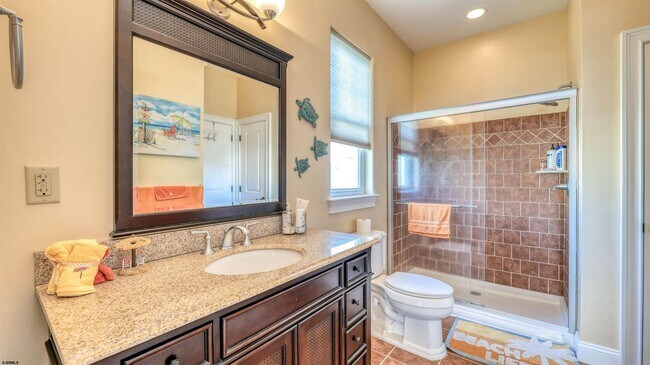 Building Photo - 909 N Cambridge Ave