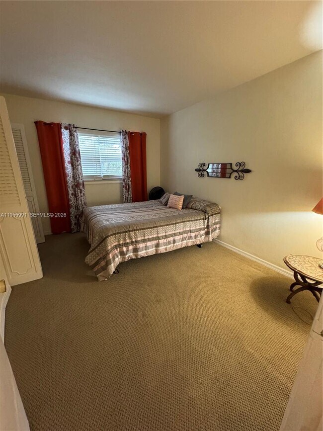 Building Photo - 100 SE 6th Ave