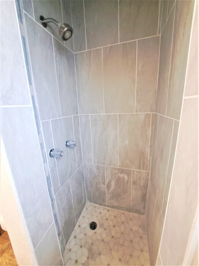 Building Photo - 1309 N La Brea Ave