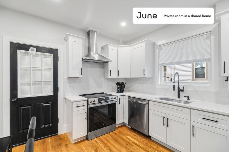Building Photo - Room in Shared 5 bed/2 bath home in Roxbury