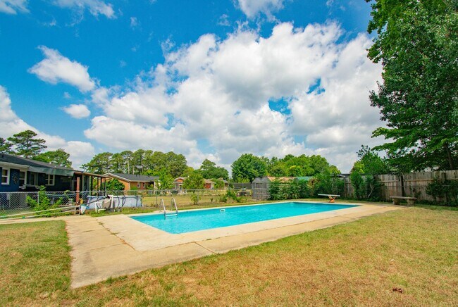 Building Photo - 3 Bedroom 2 Bathroom With A Pool!