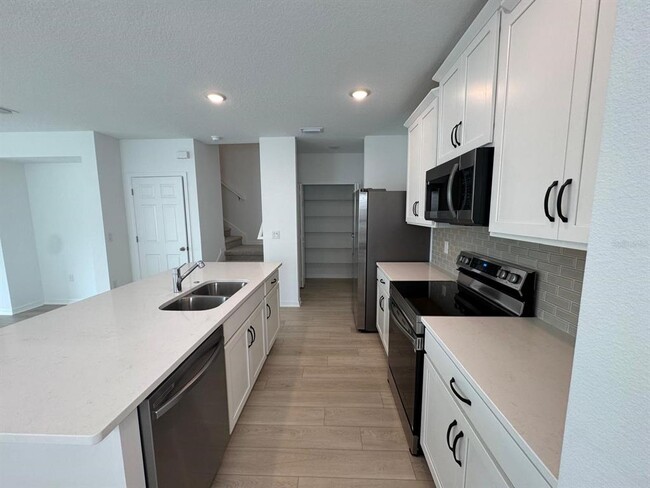 Building Photo - 466 Thompson Vlg Ave