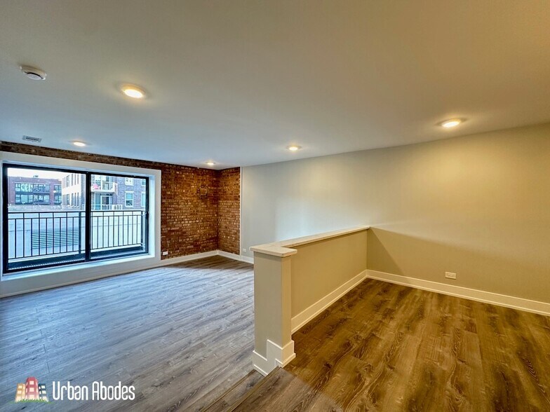 Building Photo - 1220 N La Salle Dr