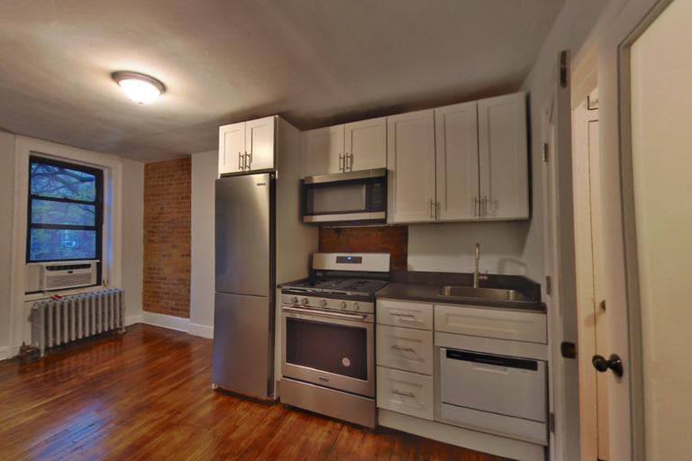 Building Photo - 521 E 5th St