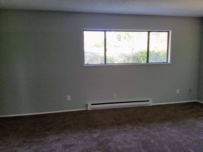 Building Photo - Large, Updated 2 Bedroom, 1.5 bath Townouse in Lovely Multnomah Village