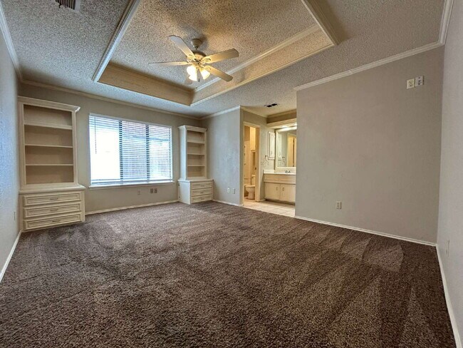Building Photo - Beautiful Town home in upscale area