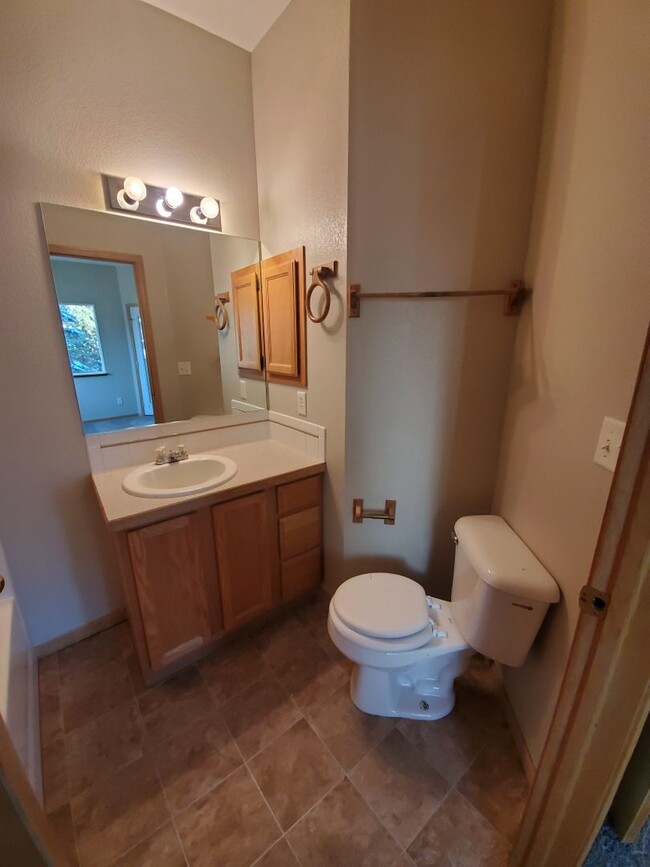 Building Photo - Charming Condo in West Point Condominiums