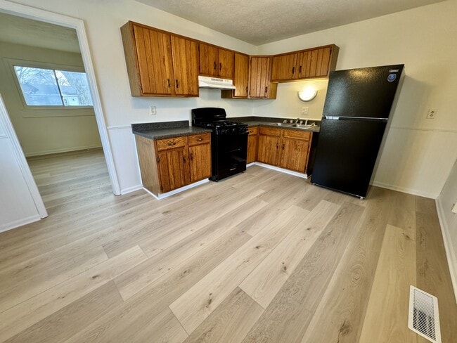 Building Photo - 708 Maumee Dr