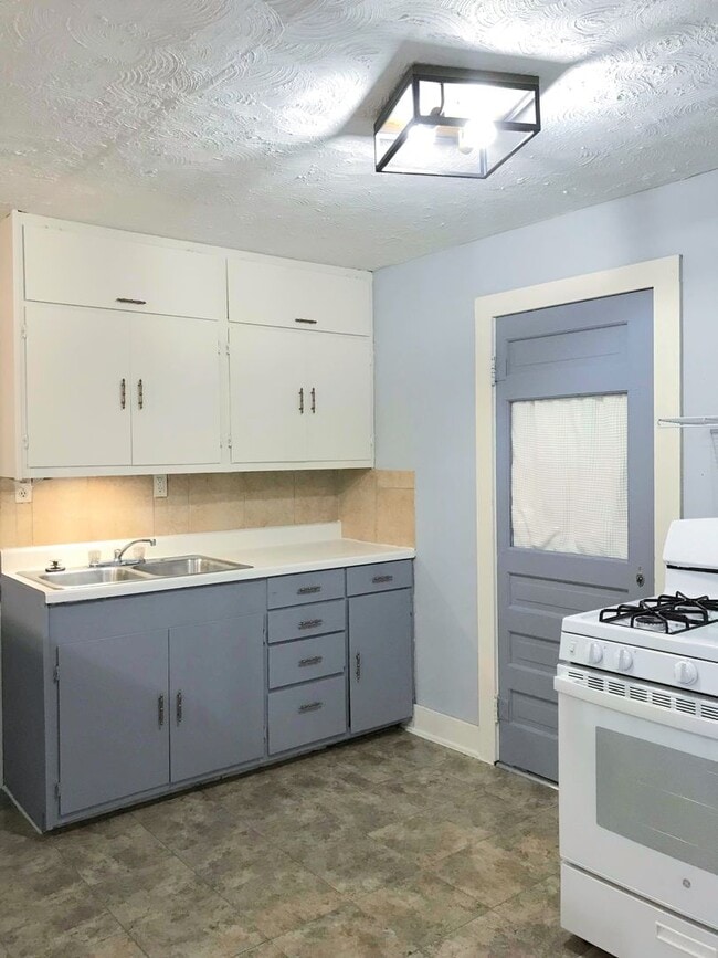 Building Photo - Clean 2 bedroom home