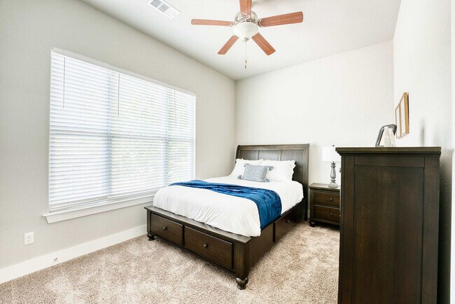 Building Photo - 909 W Eagle St