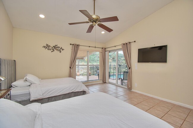 Building Photo - 7811 Villa Nova Dr