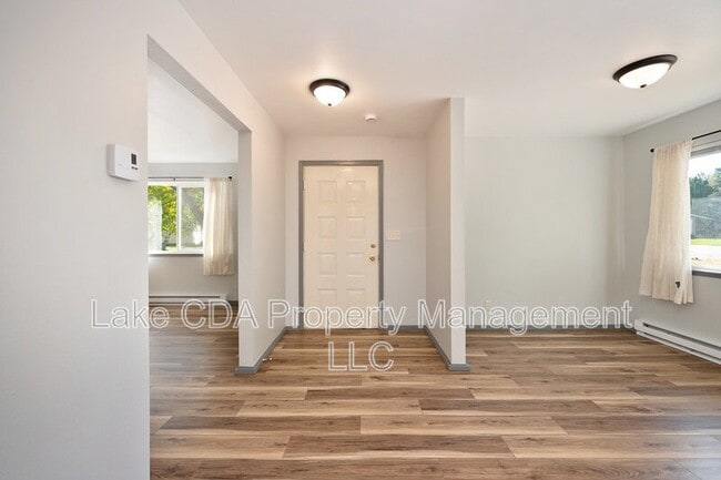 Building Photo - 1421 E Randle Ave