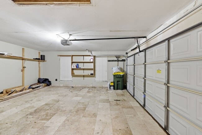 Building Photo - 1813 Oakwood Dr E