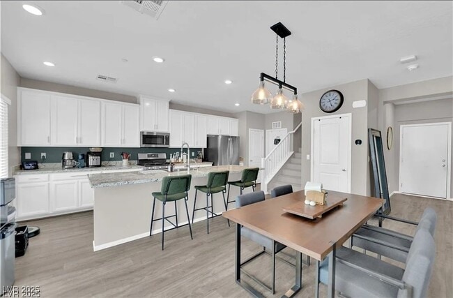 Building Photo - 2205 Ozzy Ave