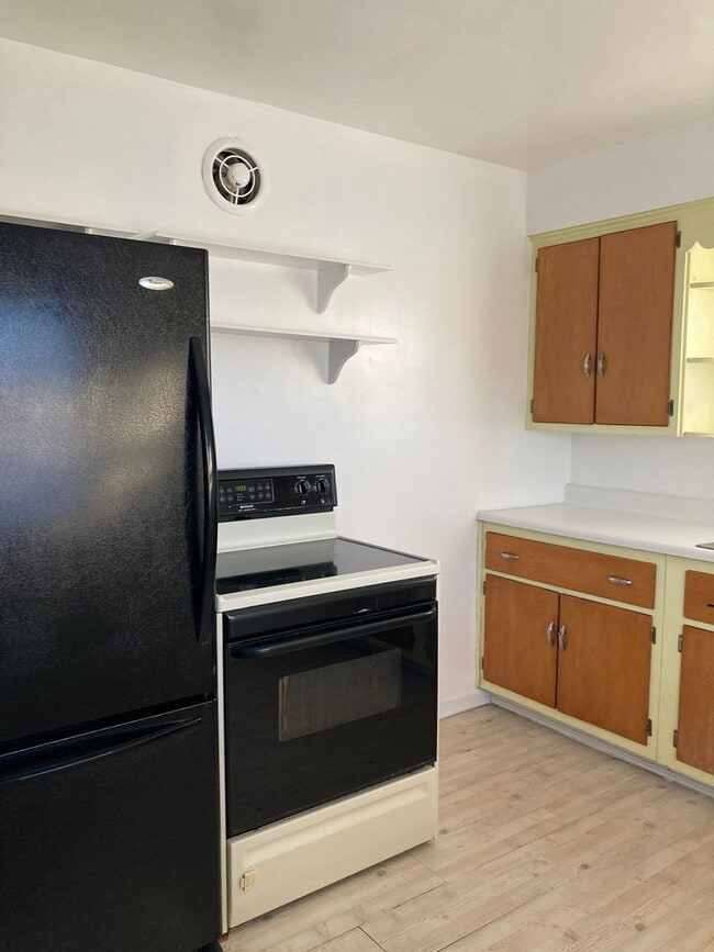 Building Photo - Move in bonus! Charming two story 2 bedroom home