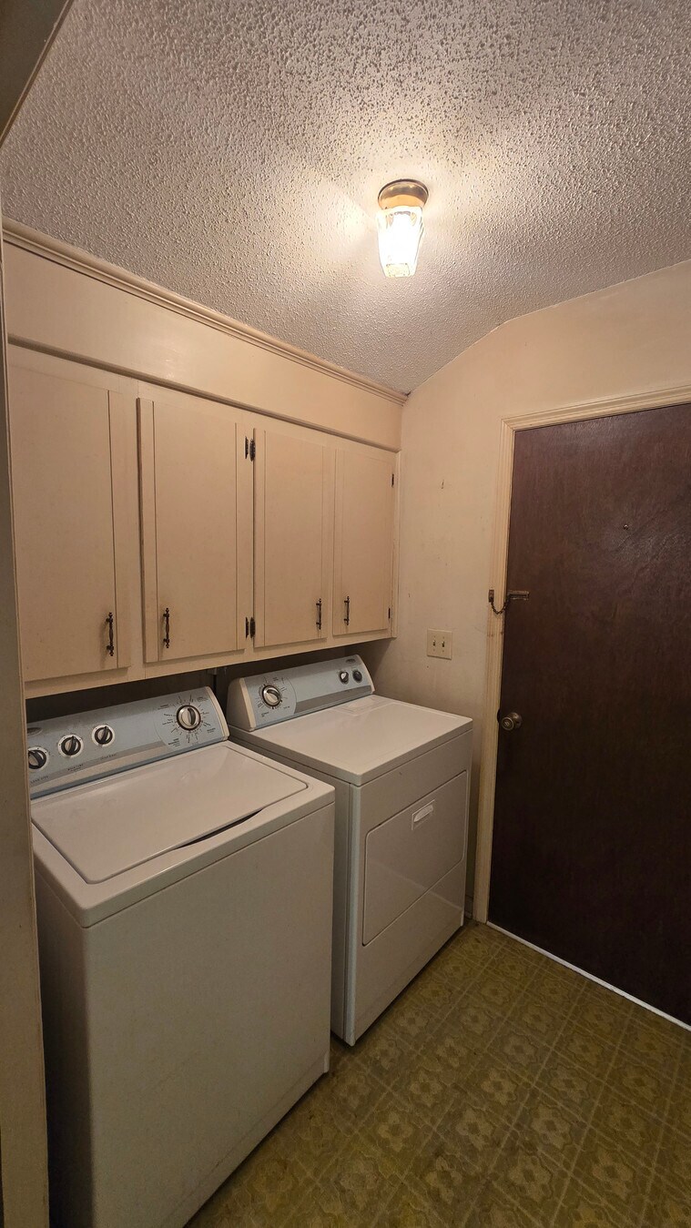 Laundry Units - 4328 Cheviot Dr