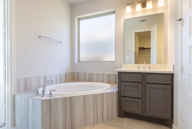 Building Photo - 5034 Morrison Dr
