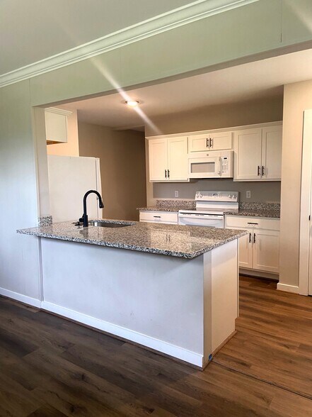 Building Photo - 56 18th Ave S