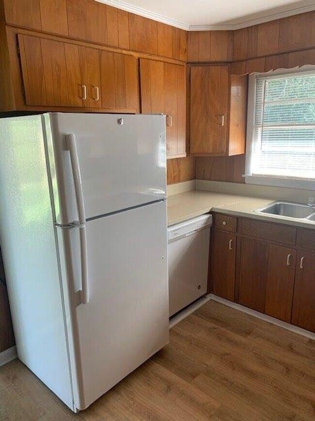 Building Photo - Nice 3 Bed 2 Bath Available Now!