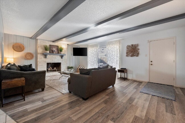 Building Photo - Fully Furnished Rental!!